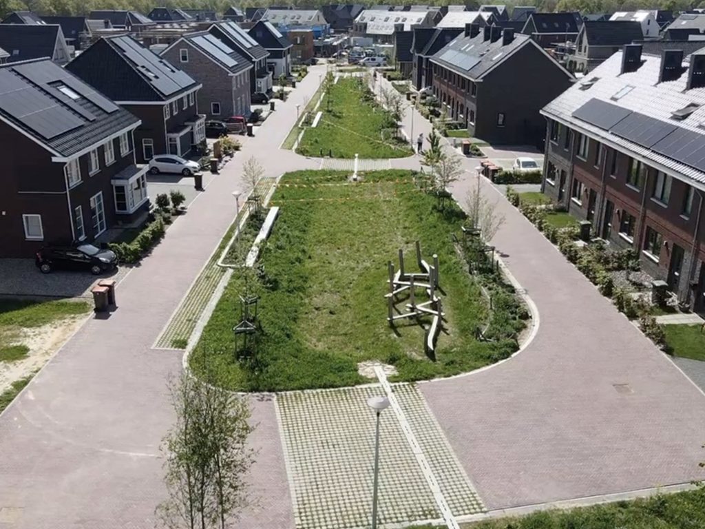Regenwaterinfiltratie, stedelijk waterbeheer, Infiltratiecapaciteit bepalen, Infiltrerende verharding Infiltratie Groen parkeren Vergroenen Grastegels Grastegel Gras tegel Grasbetontegel Waterberging Watermanagement Gezonde bodem Leefbare stad Klimaatbestendige stad Groene parkeerplaatsen Regenwaterinfiltratie Waterbeheer